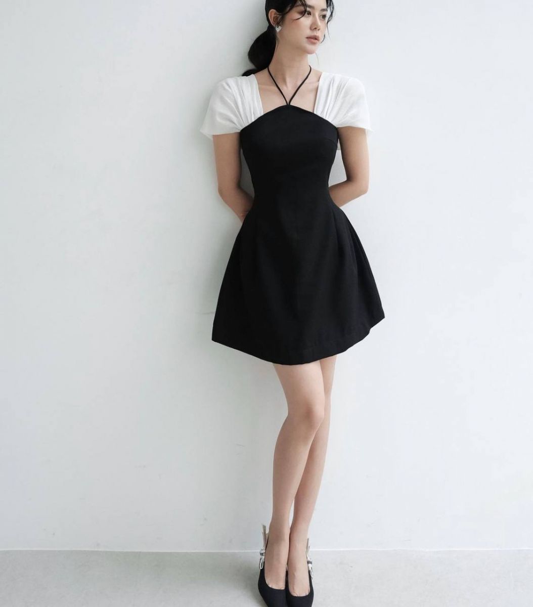 Đầm Cổ Yếm Phong Cách Hàn Quốc Mặc 2 Kiểu (ĐEN Phối Tay TRẮNG)-SIZE M
